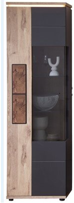 Stylife Vitrine (links) SINA Hoher, schmaler Vitrinenschrank in Holzoptik mit schwarzen Fronten und Glastür, seitliche Ansicht in leichter Schrägperspektive von vorne