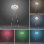 Stehleuchte LOLAsmart-NAOMI mit dreibeinigem Gestell und wolkenartigem Lampenschirm, aus verschiedenen Perspektiven und in unterschiedlichen Farben beleuchtet.