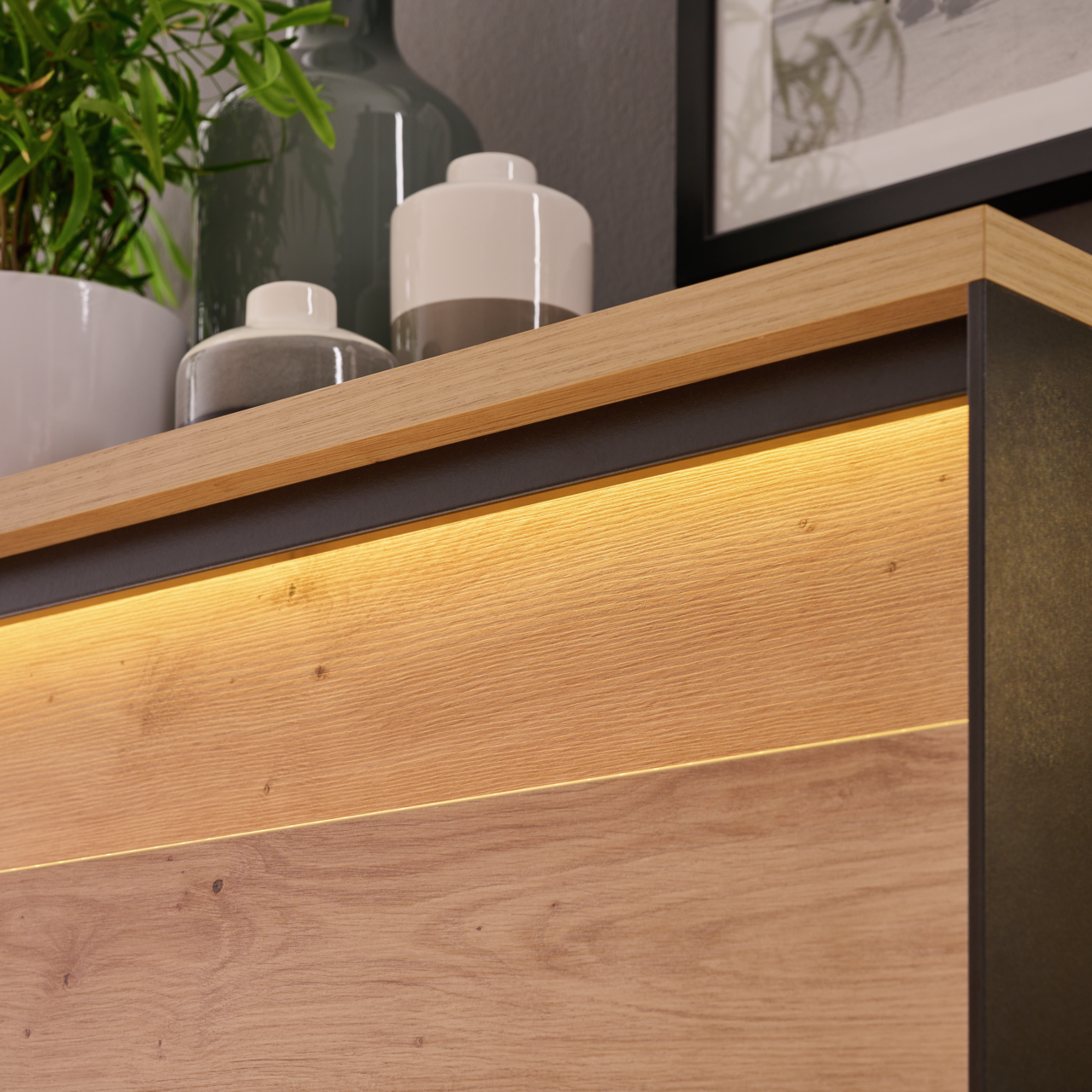 Detailansicht einer Vitrine mit Holzoberfläche und integrierter Beleuchtung, von oben fotografiert.