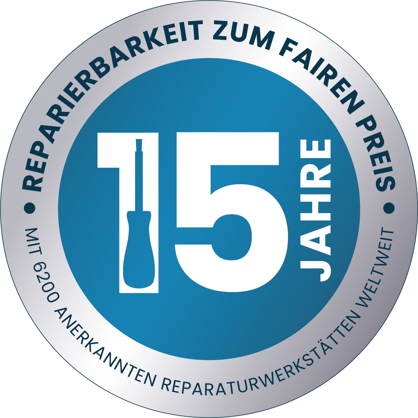 Rundes Siegel mit der Aufschrift 'Reparierbarkeit zum fairen Preis', '15 Jahre' und einem Schraubenzieher-Symbol, Vorderansicht.