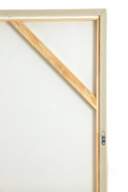 Rückansicht einer gerahmten Leinwand mit Holz-Keilrahmen, diagonaler Verstrebung und Metallaufhänger in seitlicher Nahaufnahme.