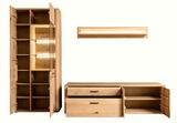 Frontale Ansicht einer modernen Wandkombination aus Holz mit Schrank, Schubladen und Regal.