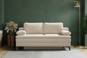 Beige hoekbank in een moderne woonkamer, gezien vanaf de voorkant, met een groene muur en stijlvolle decoratie.