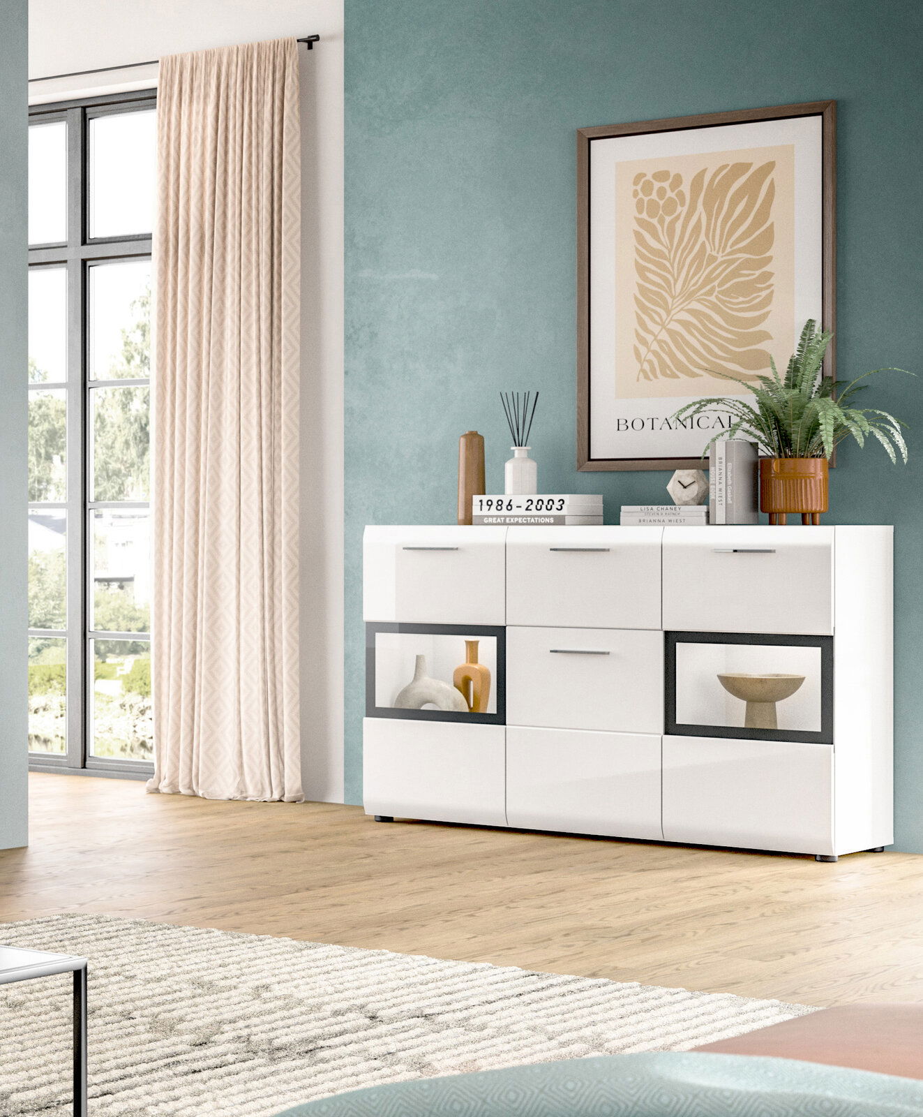 MID.YOU Sideboard ICE Moderne weiße Hochglanz-Kommode/Sideboard mit sechs Schubladen und zwei Glas-Displayfächern, dekoriert mit Büchern, Vase und Pflanze, in einem hellen Wohnzimmer; Perspektive: frontale Ansicht leicht von links.