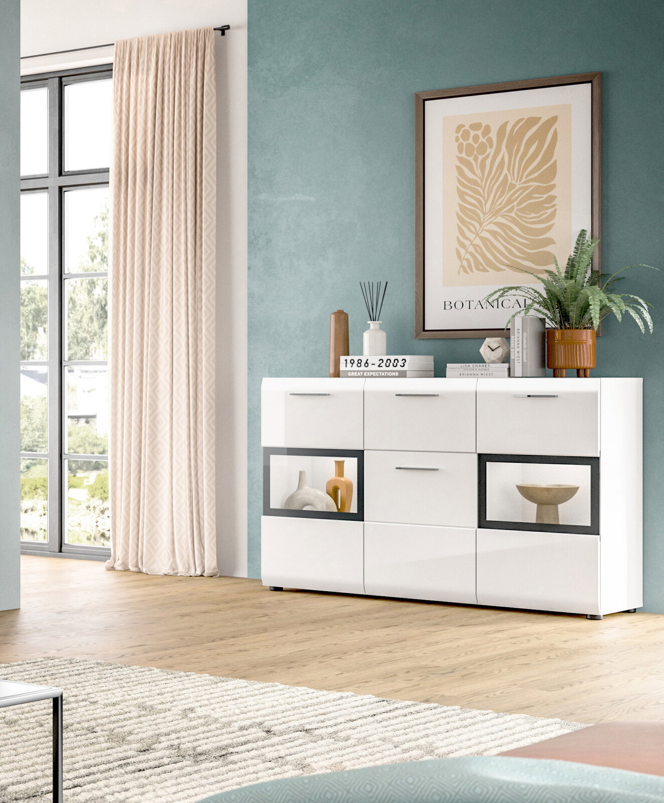 Moderne weiße Hochglanz-Kommode/Sideboard mit sechs Schubladen und zwei Glas-Displayfächern, dekoriert mit Büchern, Vase und Pflanze, in einem hellen Wohnzimmer; Perspektive: frontale Ansicht leicht von links.