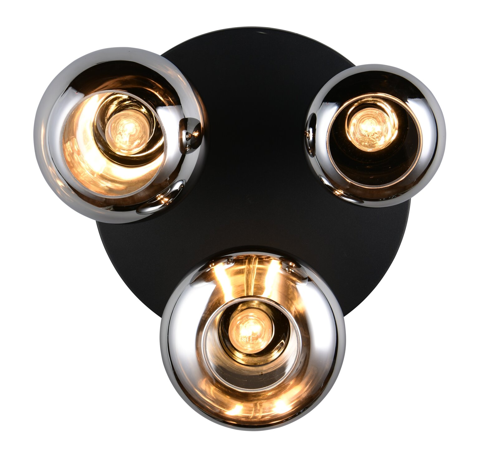 Moderne plafondlamp met drie ronde, verchroomde lampenkappen, gezien van onderaf.