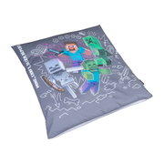 Graues Minecraft-Kissen mit buntem Steve-, Creeper-, Zombie- und Skelett-Motiv sowie Schriftzug „Survival Mode“, gezeigt in schräger Draufsicht (3/4-Perspektive) auf weißem Hintergrund.