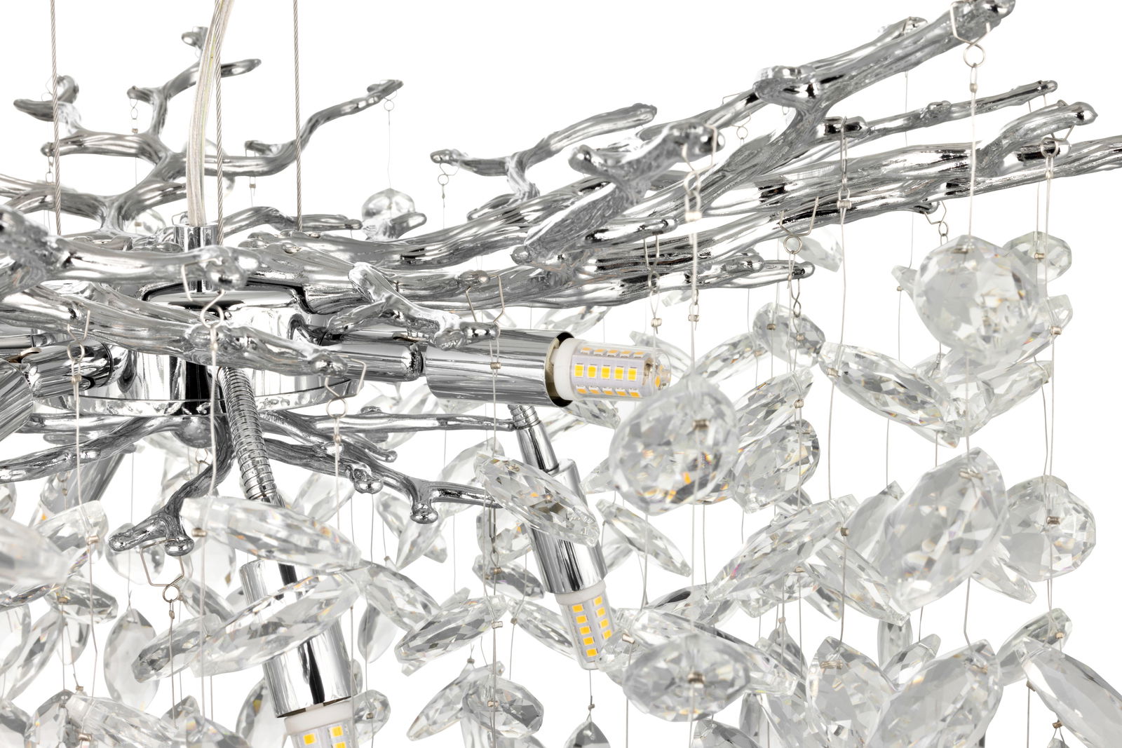 Nahaufnahme einer modernen Hängeleuchte mit verchromten Zweigen und hängenden Kristallen, von unten betrachtet.