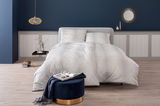 Elegante Bettwäsche in einem stilvollen Schlafzimmer, frontal aufgenommen.
