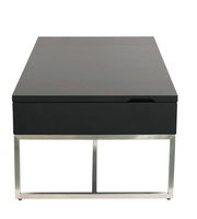 Moderner Couchtisch mit schwarzer Tischplatte und silbernem Metallgestell, Frontalansicht.