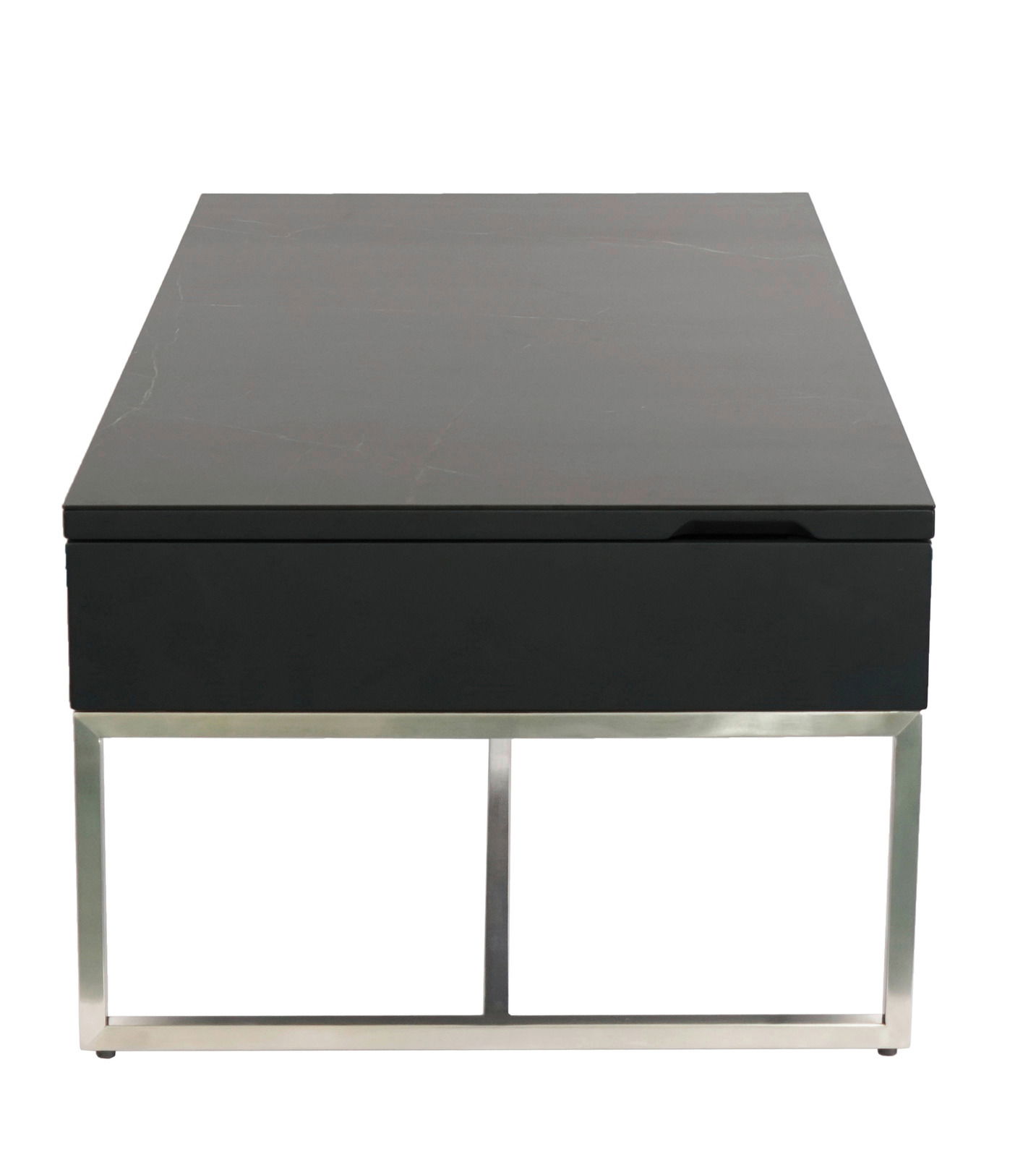 Moderner Couchtisch mit schwarzer Tischplatte und silbernem Metallgestell, Frontalansicht.