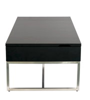 Moderner Couchtisch mit schwarzer Tischplatte und silbernem Metallgestell, Frontalansicht.