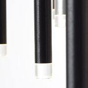 Nahaufnahme von hängenden, zylindrischen LED-Leuchten mit schwarzem Gehäuse und transparentem Ende, seitliche Perspektive