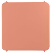 Vogelperspektive auf einen quadratischen, korallenfarbenen Beistelltisch mit abgerundeten Ecken.