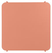 Vogelperspektive auf einen quadratischen, korallenfarbenen Beistelltisch mit abgerundeten Ecken.