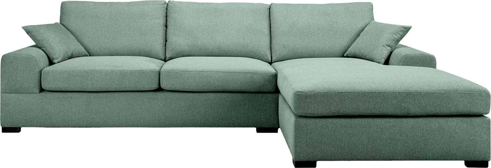Mintgrünes Stoff-Ecksofa mit rechter Ottomane/Longchair, breiten Armlehnen und losen Rückenkissen, freigestellt auf weißem Hintergrund, Frontansicht