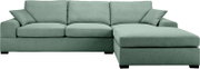 Mintgrünes Stoff-Ecksofa mit rechter Ottomane/Longchair, breiten Armlehnen und losen Rückenkissen, freigestellt auf weißem Hintergrund, Frontansicht