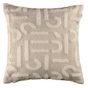 Flauschiges, quadratisches Dekokissen in Grau und Creme mit erhabenem geometrischem Muster, Frontansicht (gerade von vorn)