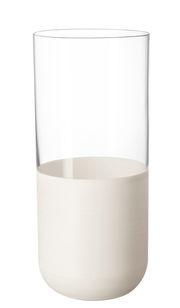 Ein modernes Longdrink-Glas mit klarem oberen Teil und mattem, weißem unteren Teil, seitliche Perspektive.