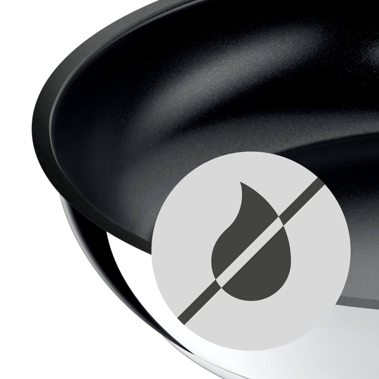 Nahaufnahme einer Servierschmorpfanne mit Antihaftbeschichtung und einem Symbol für fettfreies Kochen.