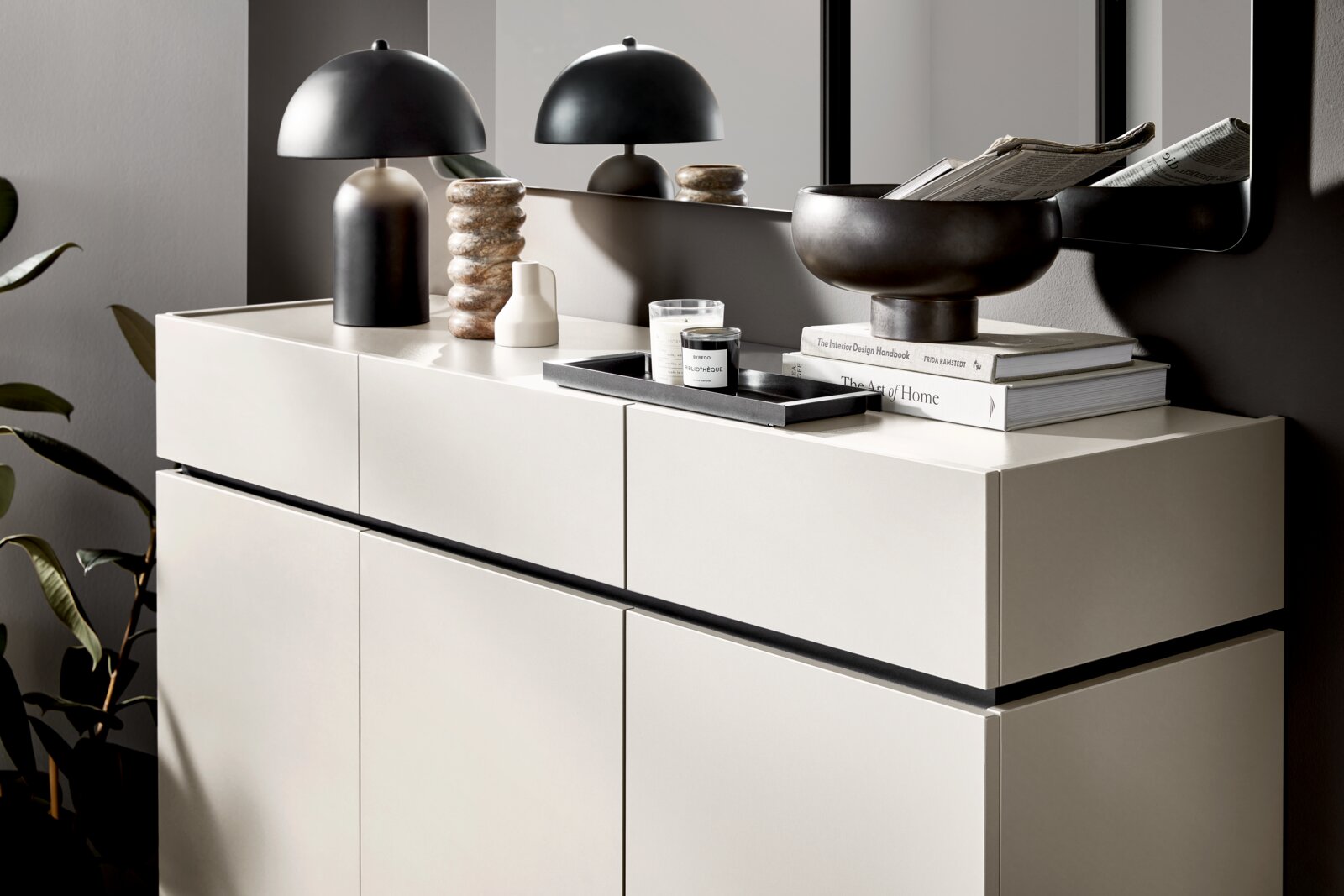 Moderner XL-Schuhschrank in hellem Design mit dekorativen Accessoires, seitliche Perspektive.