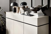 Moderner XL-Schuhschrank in hellem Design mit dekorativen Accessoires, seitliche Perspektive.