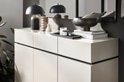 Moderner XL-Schuhschrank in hellem Design mit dekorativen Accessoires, seitliche Perspektive.