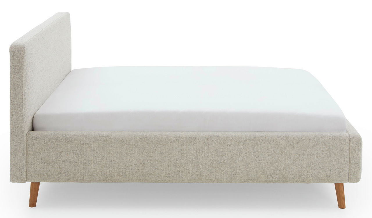 Seitliche Ansicht eines Polsterbettgestells mit hellem Stoffbezug und Holzfüßen.