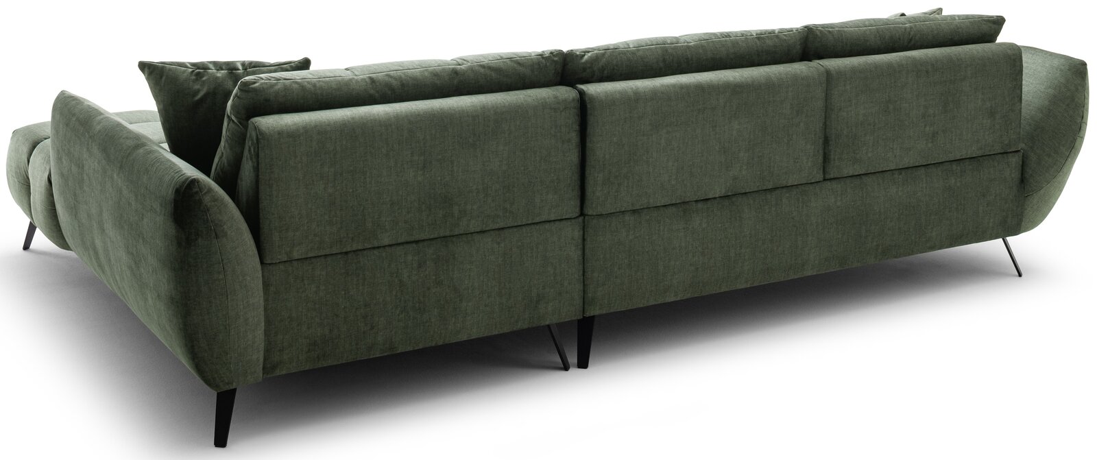 Rückansicht eines modernen, olivgrünen Stoffsofas mit abgerundeten Armlehnen, losen Rückenkissen und schlanken schwarzen Metallfüßen, fotografiert aus schräger Perspektive von hinten links.