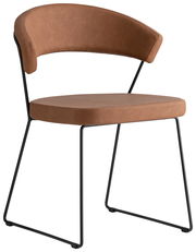 Moderner Stuhl mit braunem Lederbezug und schwarzem Metallgestell, seitliche Perspektive