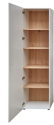 Offener Garderobenschrank mit Holzböden und weißer Tür, Frontalansicht