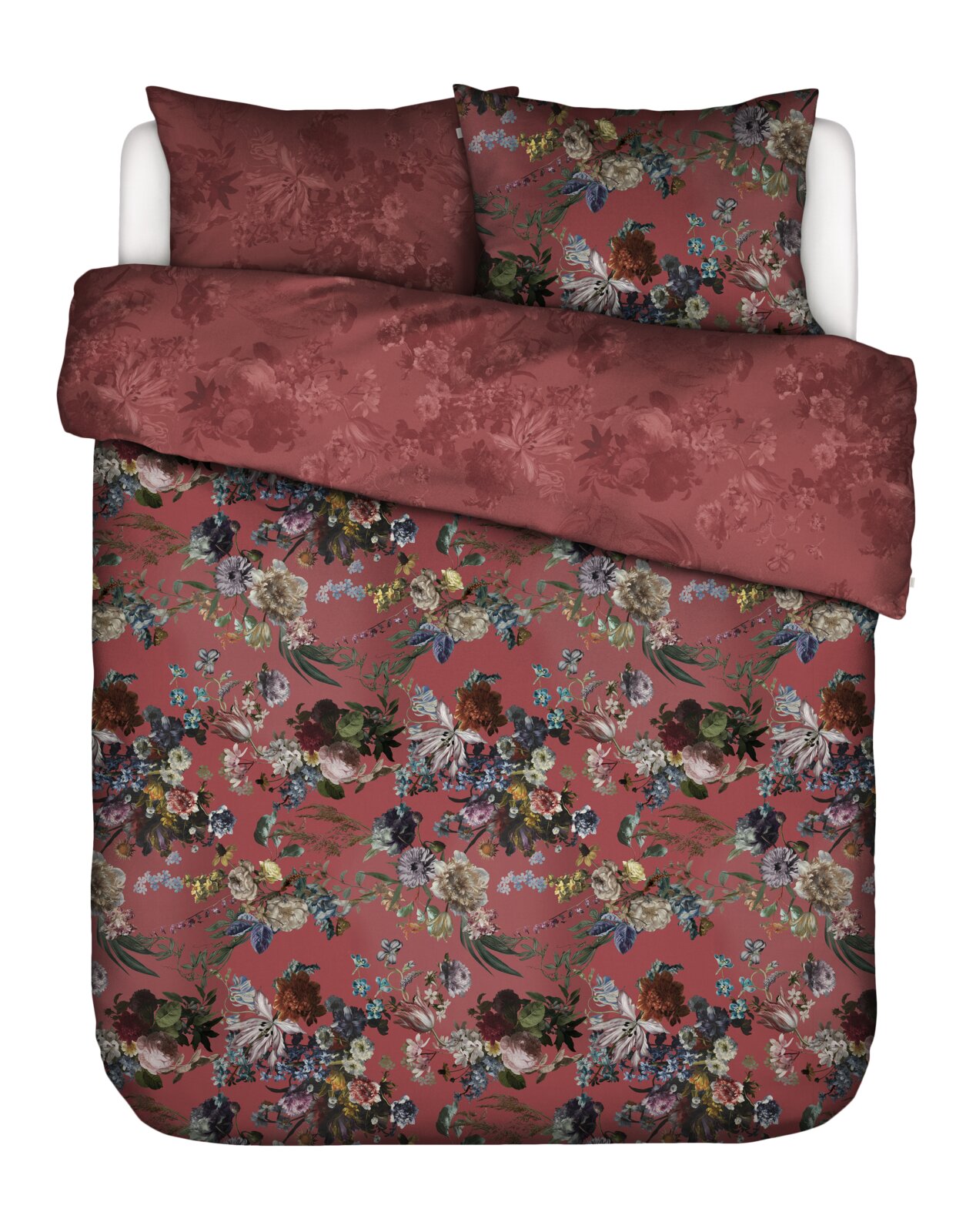 Bettwäsche-Set in Rostrot mit üppigem mehrfarbigem Blumenmuster und dezentem Ton-in-Ton-Blumendessin auf der Wendeseite, aus erhöhter Frontalperspektive auf einem Doppelbett präsentiert