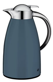 Blaue Isolierkanne mit glänzendem Edelstahl-Deckel und gebogenem Griff, freigestellt vor schwarzem Hintergrund, Produktansicht schräg von vorn