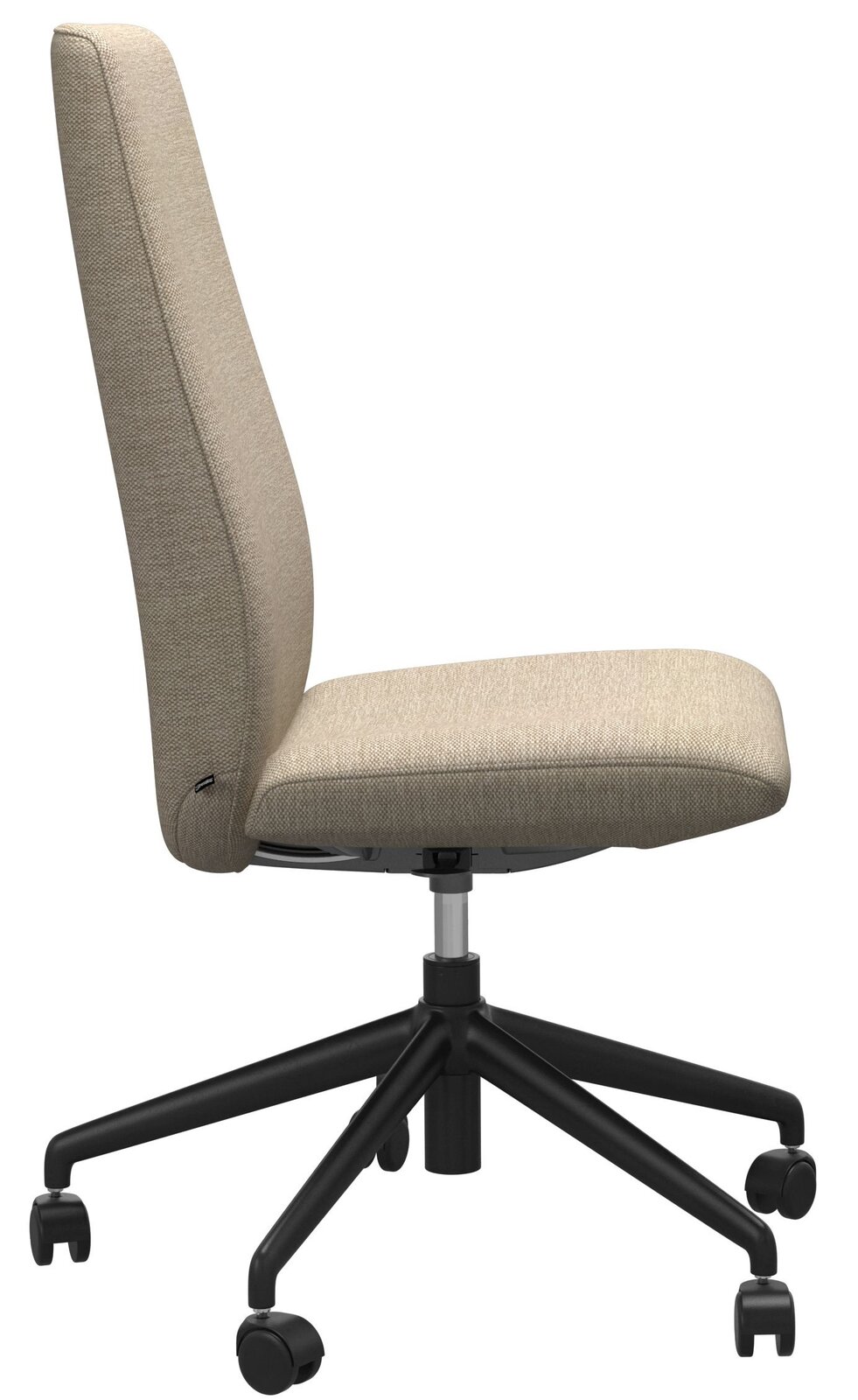 Seitenansicht eines beige gepolsterten Home Office Stuhls mit schwarzem Drehgestell und Rollen.