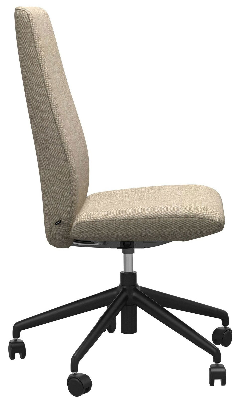 Seitenansicht eines beige gepolsterten Home Office Stuhls mit schwarzem Drehgestell und Rollen.