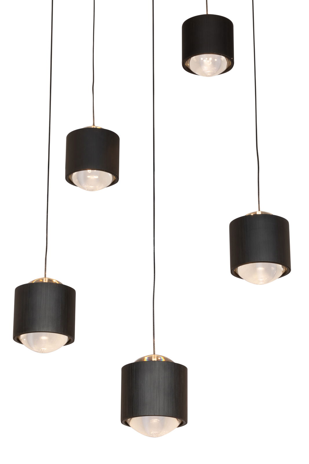 Moderne LED-Hängeleuchte mit fünf schwarzen zylindrischen Schirmen, von unten betrachtet.