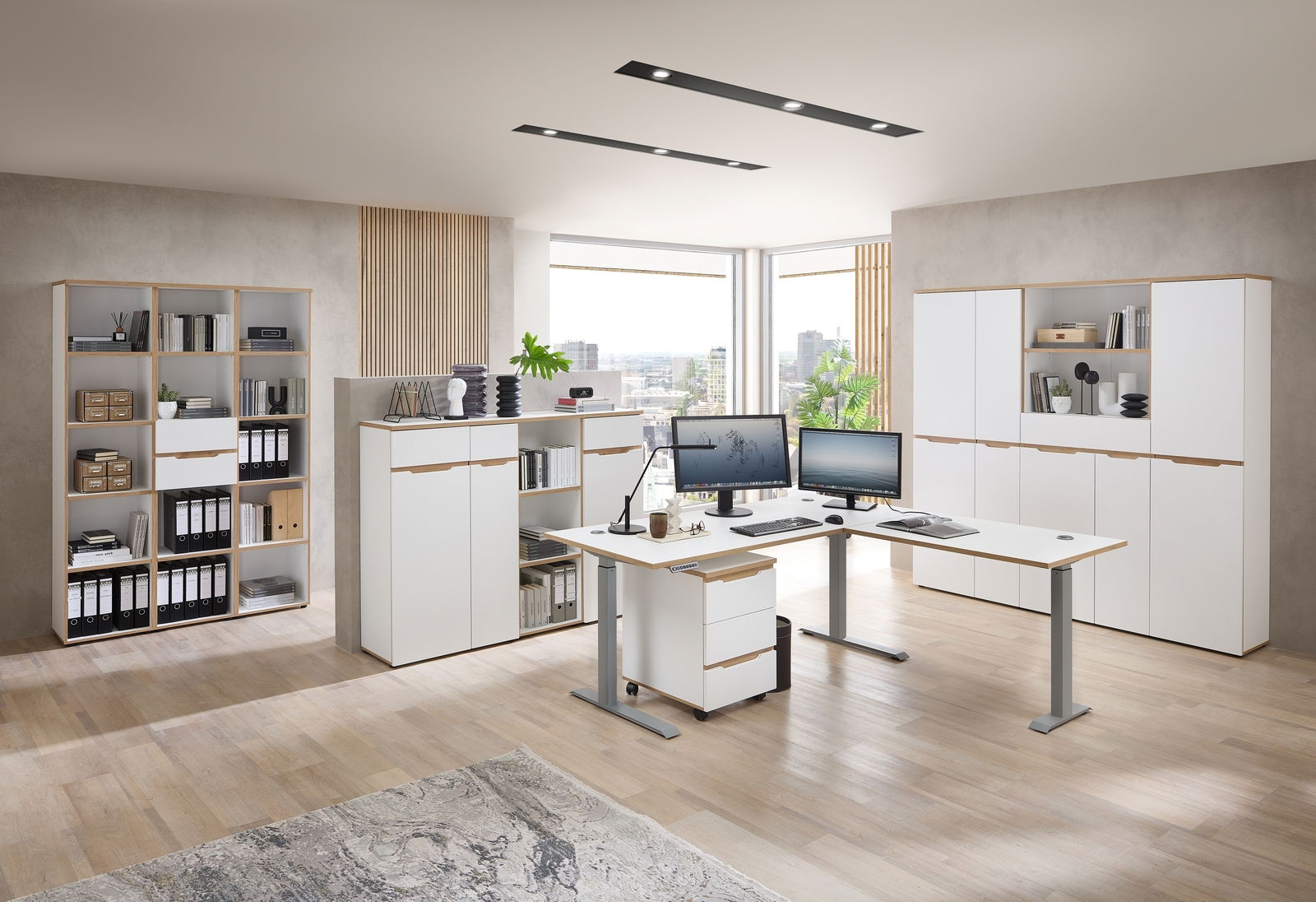 Moderne Büromöbel in einem hellen Raum mit Regalschränken, Aktenschränken und Schreibtischen aus Holz und Weiß, seitliche Perspektive.