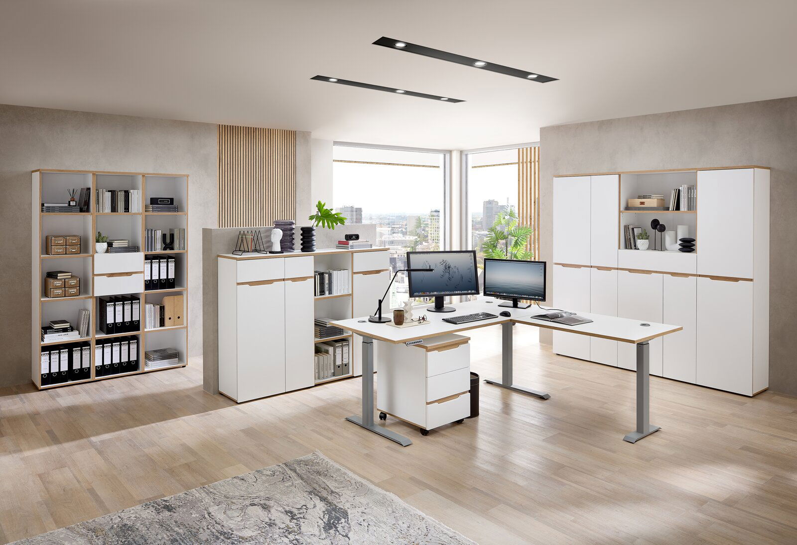 Moderne Büromöbel in einem hellen Raum mit Regalschränken, Aktenschränken und Schreibtischen aus Holz und Weiß, seitliche Perspektive.