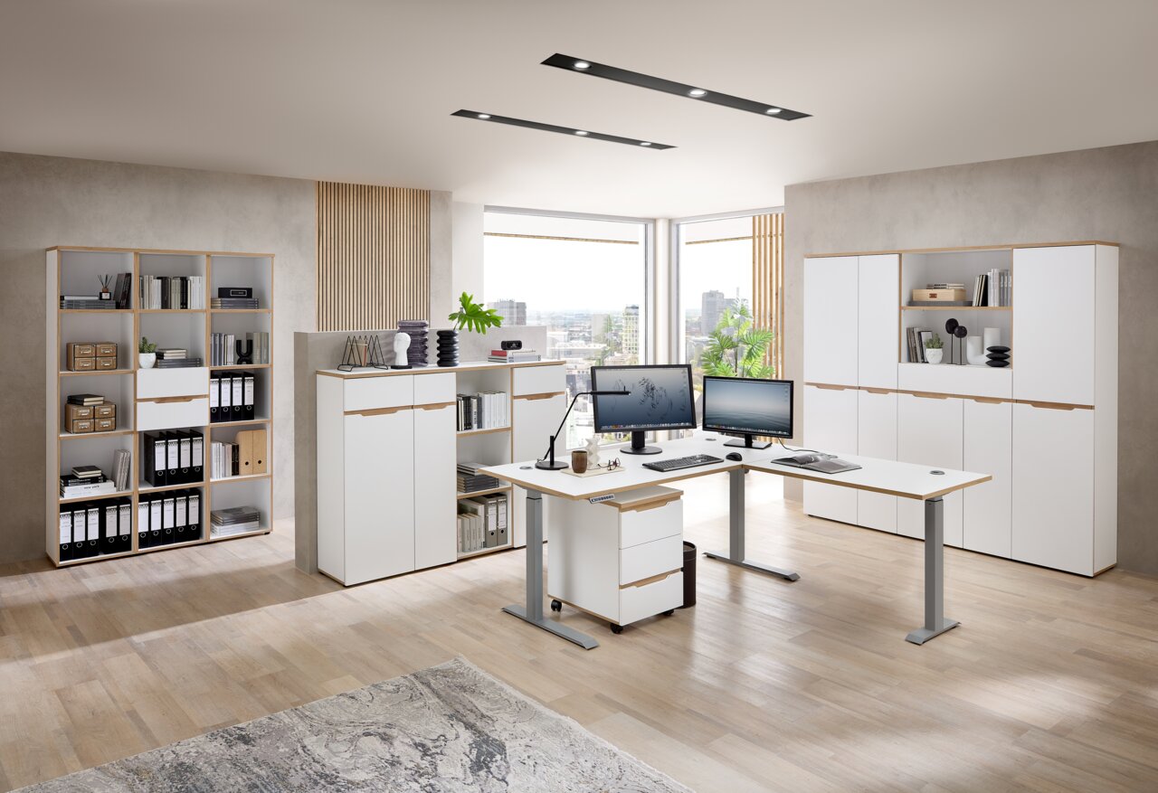 Voleo Kast DETROIT Moderne Büromöbel in einem hellen Raum mit Regalschränken, Aktenschränken und Schreibtischen aus Holz und Weiß, seitliche Perspektive.