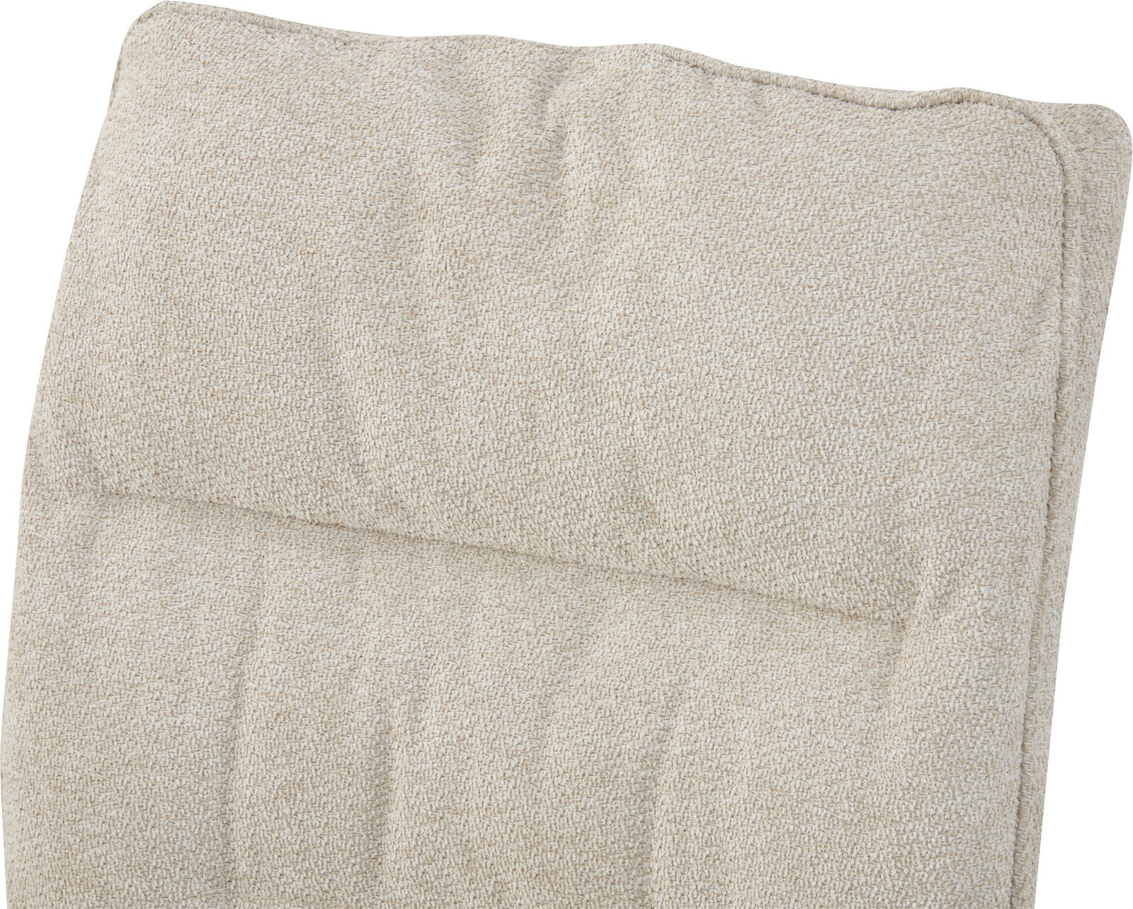 Beiger, gepolsterter Stoff-Sessel mit weicher Bouclé-Optik, Nahaufnahme aus leicht schräger Frontperspektive.