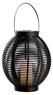 Solar Laterne in Rattan-Optik mit schwarzem, runden Design und integriertem Griff, seitliche Perspektive
