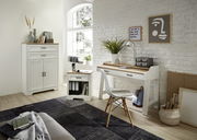 Heller Raum mit einem weißen Regalschrank der Serie JUDITH, einem Schreibtisch und einem Stuhl, aus der Perspektive von vorne betrachtet.