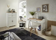 Heller Raum mit einem weißen Regalschrank der Serie JUDITH, einem Schreibtisch und einem Stuhl, aus der Perspektive von vorne betrachtet.