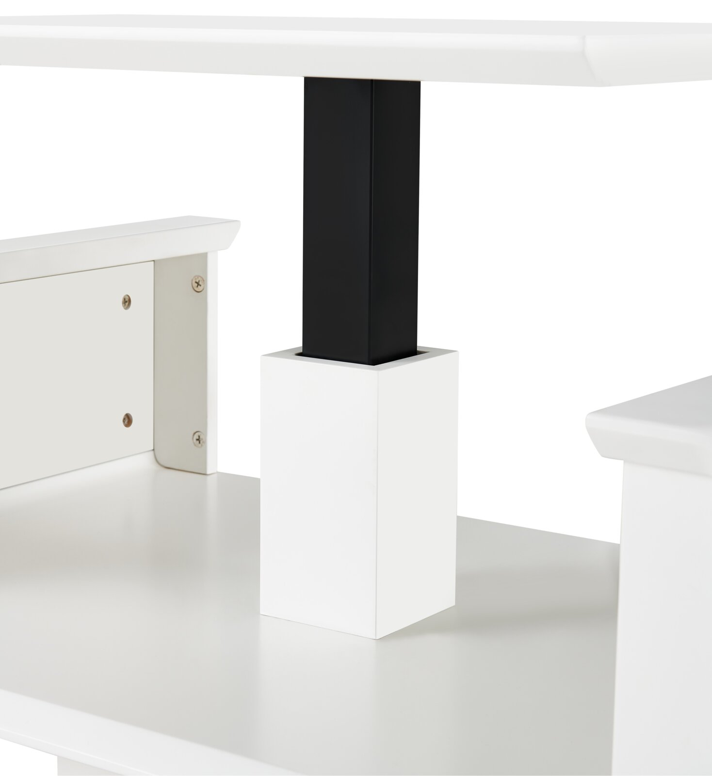 Detailopname van een witte tafel/pootconstructie met zwarte, vierkante metalen kolom in een witte voet, zijaanzicht in close-up