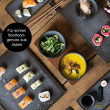 Vogelperspektive auf ein 29-teiliges Sushi-Set in Anthrazit mit verschiedenen Sushi-Variationen und Beilagen auf einem Holztisch.