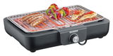 Tischgrill mit Grillrost, darauf Würstchen, Gemüsespieße und Hähnchenbrust, seitliche Perspektive