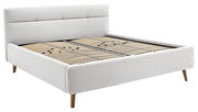 Seitliche Perspektive auf ein modernes Polsterbett mit hellem Stoffbezug und Holzfüßen, Modell LOTTE.