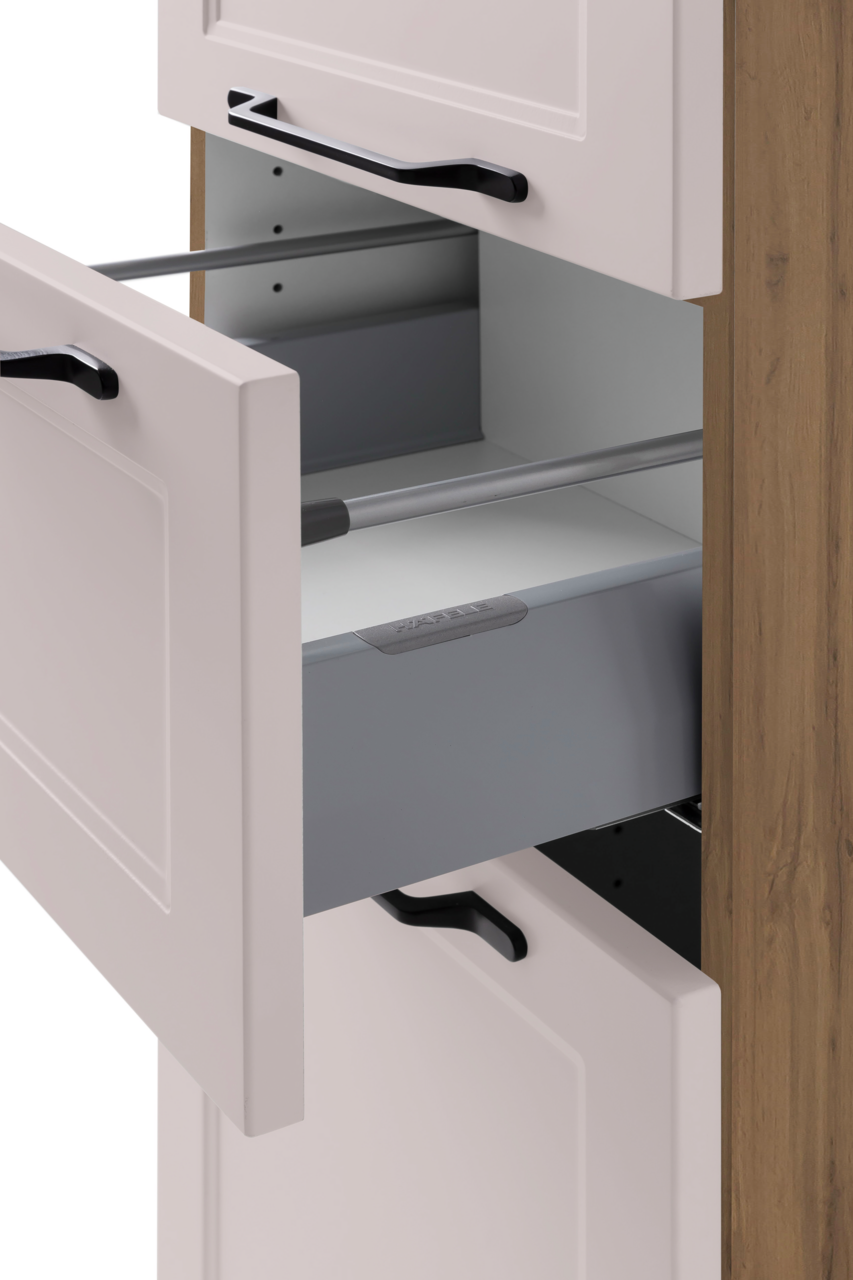 Nahaufnahme eines Midischranks mit geöffneten Schubladen, Holzoptik an der Seite und schwarzen Griffen, seitliche Perspektive