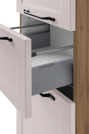 Nahaufnahme eines Midischranks mit geöffneten Schubladen, Holzoptik an der Seite und schwarzen Griffen, seitliche Perspektive