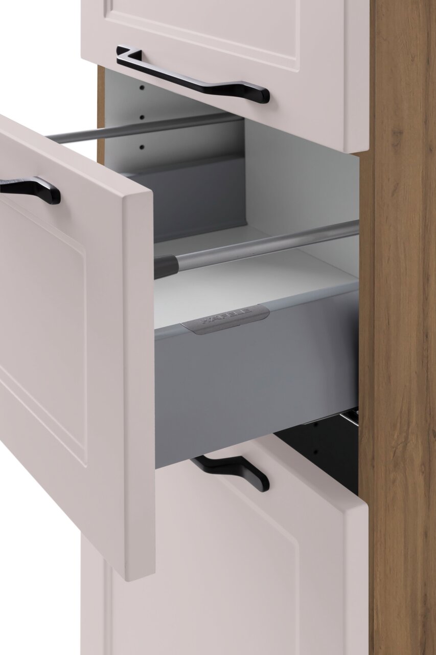 Nahaufnahme eines Midischranks mit geöffneten Schubladen, Holzoptik an der Seite und schwarzen Griffen, seitliche Perspektive